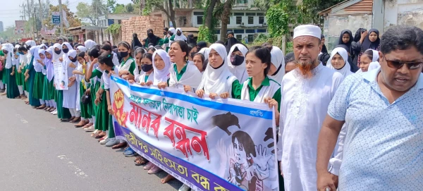 নোয়াখালীতে সিএনজিতে শিক্ষিকাকে হেনস্তা, প্রতবিাদে শিক্ষার্থীদের সড়ক অবরোধ